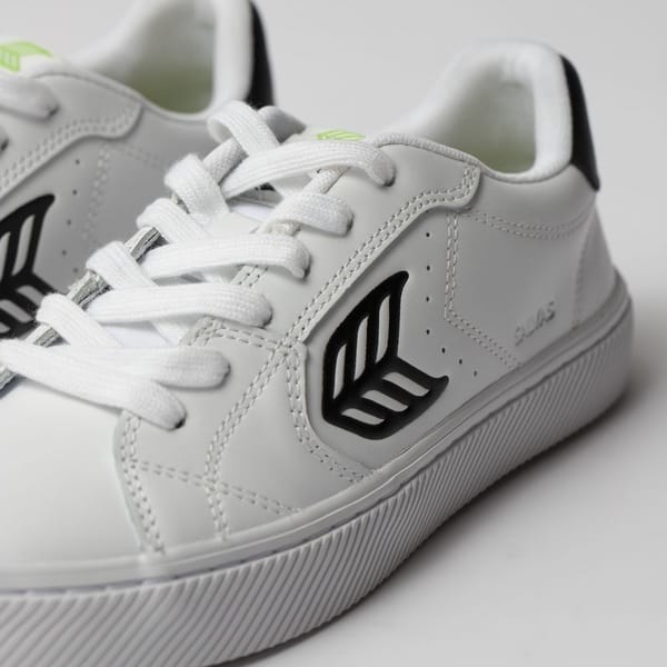 Vista 2 Tênis Cariuma Salva White Leather Black Logo Cariuma BRANCO/PRETO