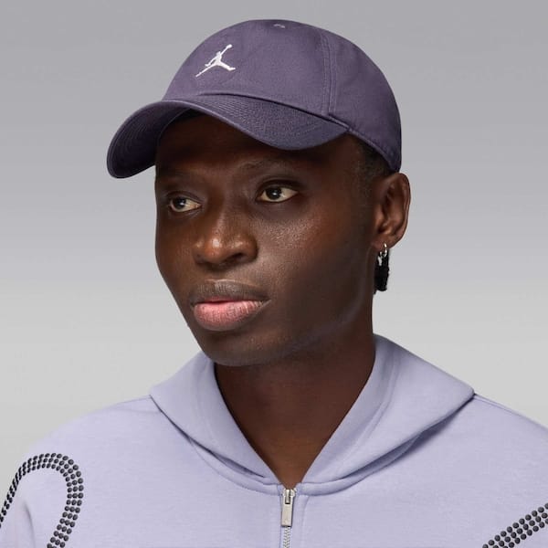 Vista 2 Boné Aba Curva Jordan Nike Club Cap US Strapback Adulto Nike ROXO ESCURO