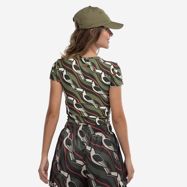 Vista 2 Blusa Cropped Farm Vivo Tucano Gráfico Feminina FARM VERDE ESC/LARANJA