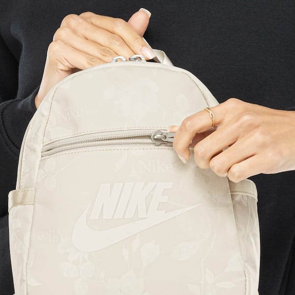 Vista 2 Mochila Nike Sportswear Futura Mini Backpack Palentino 6 Litros Nike BEGE