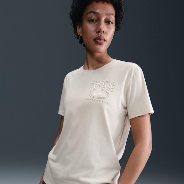 Camiseta Nike Sportswear Club Essential Feminina - 2