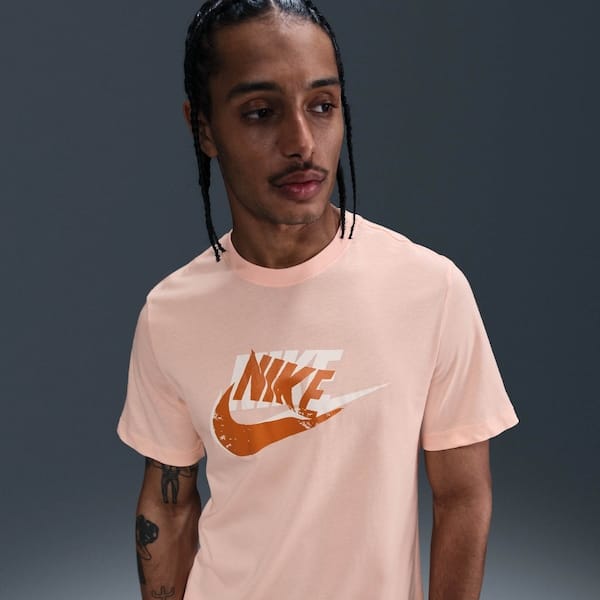Vista 2 Camiseta Nike Sportswear 12MO Futura Masculina Nike PESSEGO