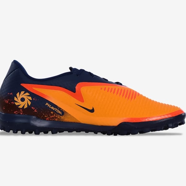 Vista 2 Chuteira Society Adulto Nike Erling Haaland Phantom 6 Academy Nike LARANJA/AZUL ESC