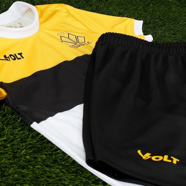 Vista 2 Kit de Uniforme do Criciúma I 25/26 Infantil Volt Camiseta + Calção Volt PRETO