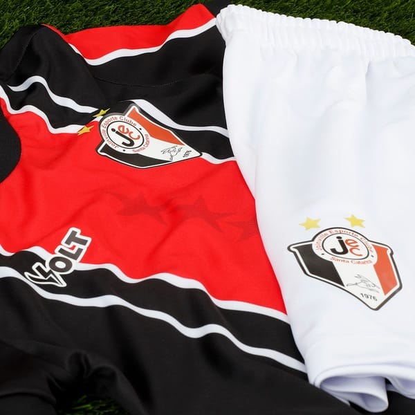 Vista 2 Kit de Uniforme do Joinville I 25/26 Infantil Volt Camiseta + Calção Volt VERMELHO