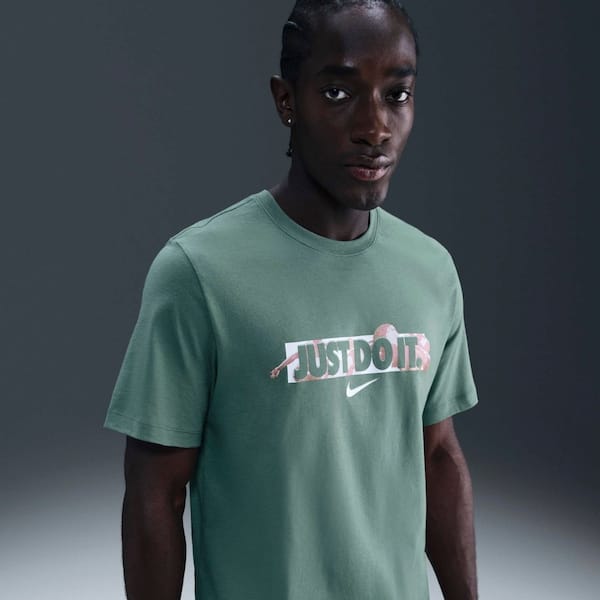 Vista 2 Camiseta Just Do It Nike Masculina Nike VERDE ESCURO