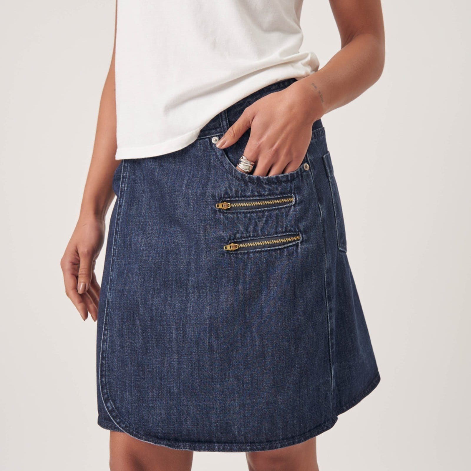 Vista 2 Saia Jeans Transpassada Com Dois Zíperes Azul Escuro Bloom azul marinho