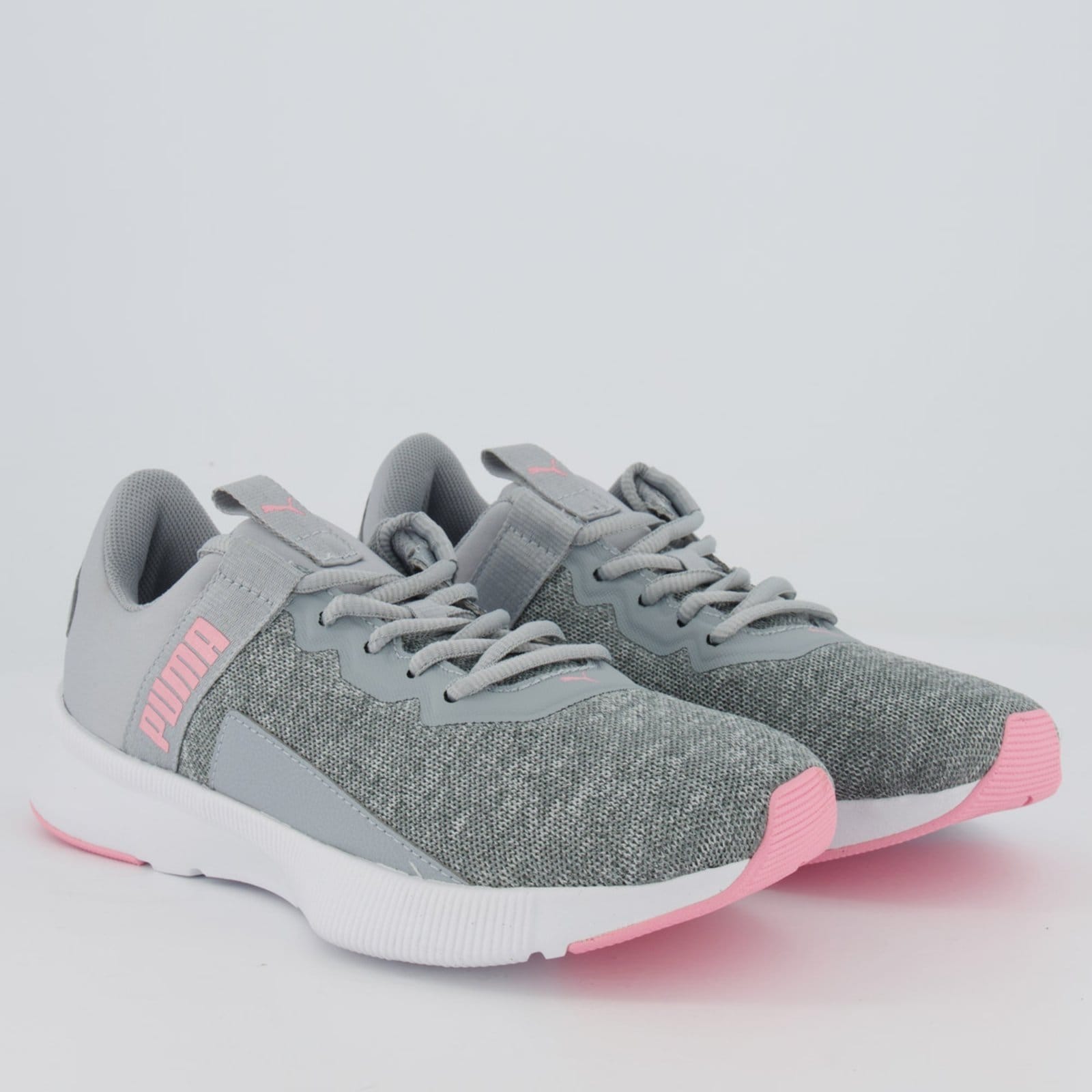 Vista 2 Tênis Puma Flyer Beta BDP Feminino Mescla Puma cinza