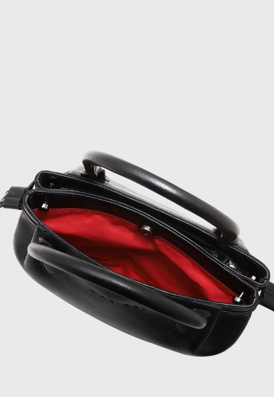 Vista 2 Bolsa Transversal de Couro Mariart Mini Capitólio Preta Mariart preto