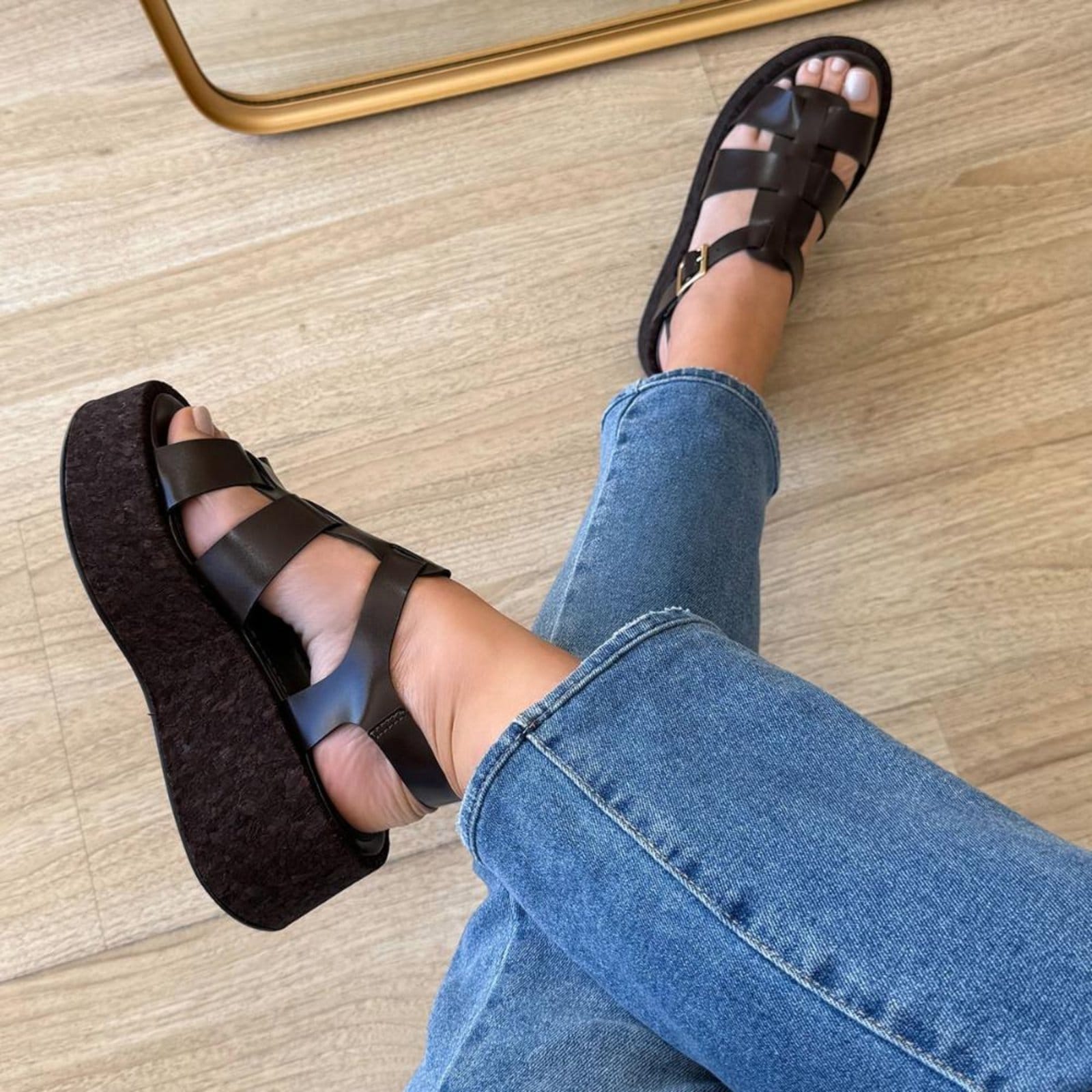 Vista 2 Noemia - Sandália Gladiadora Plataforma com Fivela Damannu Shoes marrom