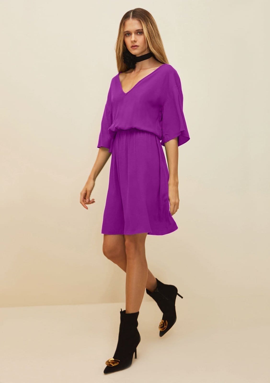 Vestido Morena Rosa Curto Decote V Abertura Costas Roxo