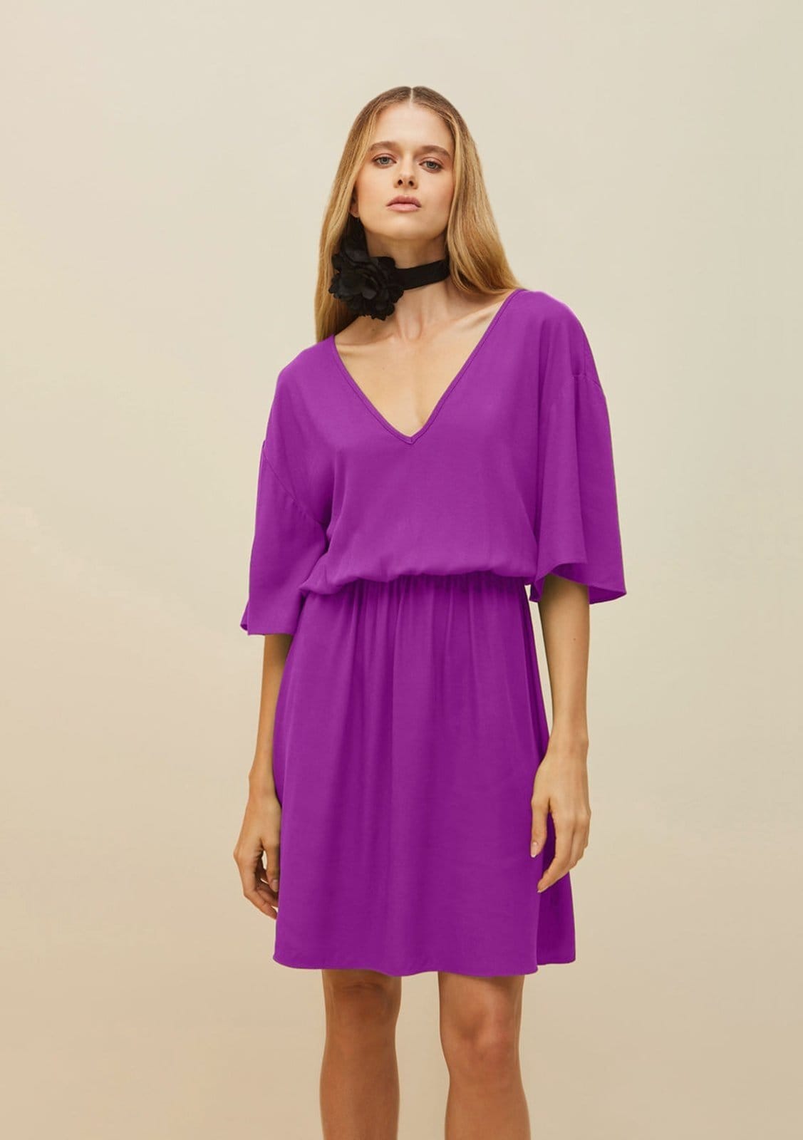 Vista 2 Vestido Morena Rosa Curto Decote V Abertura Costas Roxo Morena Rosa roxo rosa