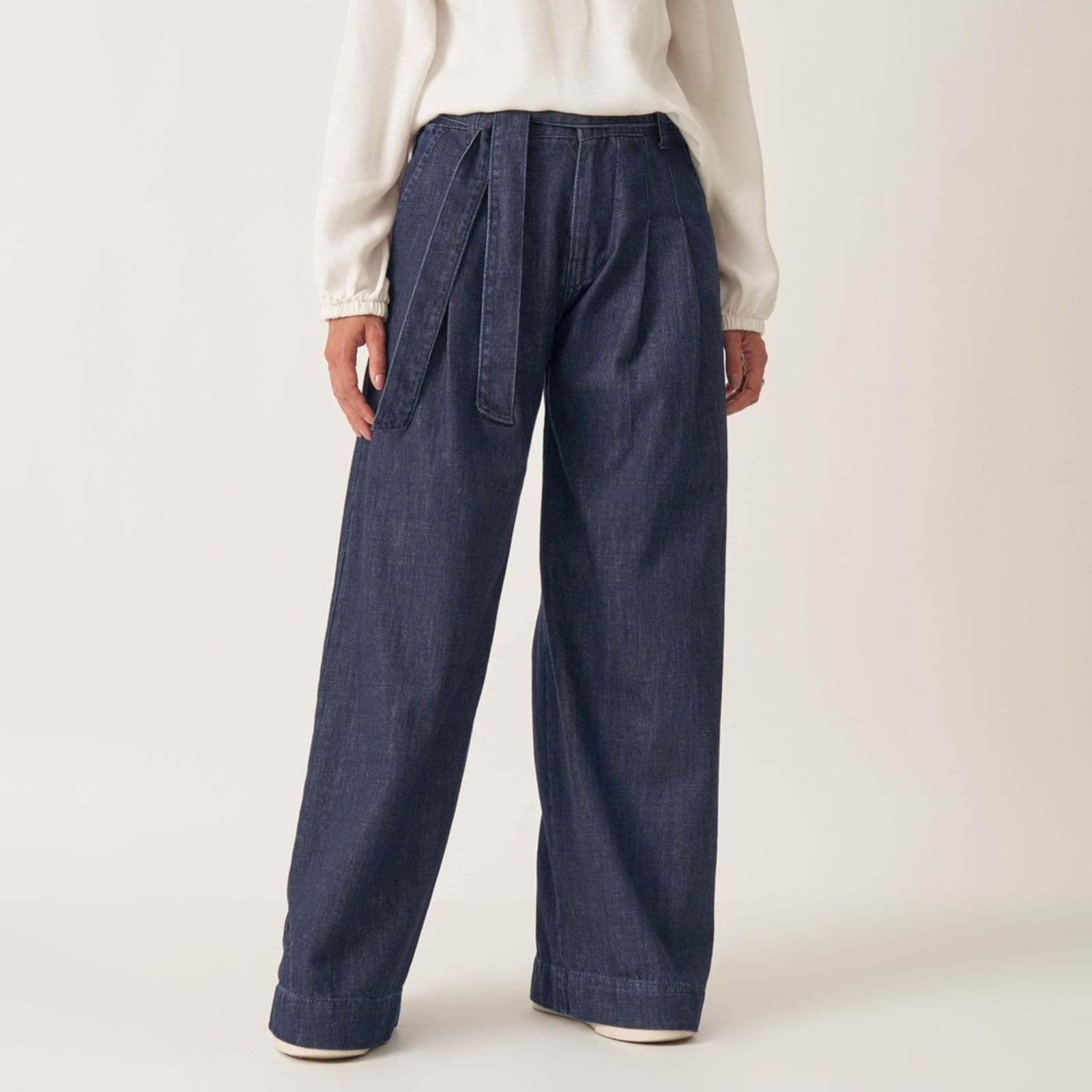 Calça Jeans Wide Cintura Alta Elástico Atrás E Pregas