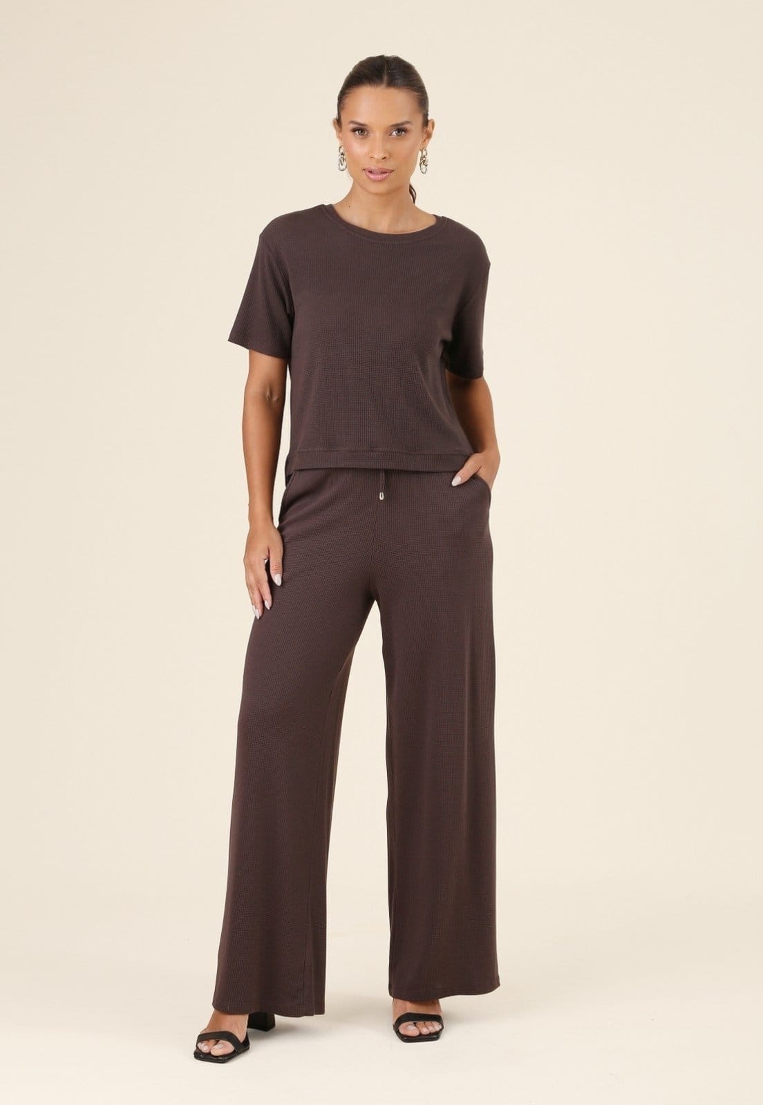 Calça Wide Leg Pop Me Malha Texturizada Bolso Escuro