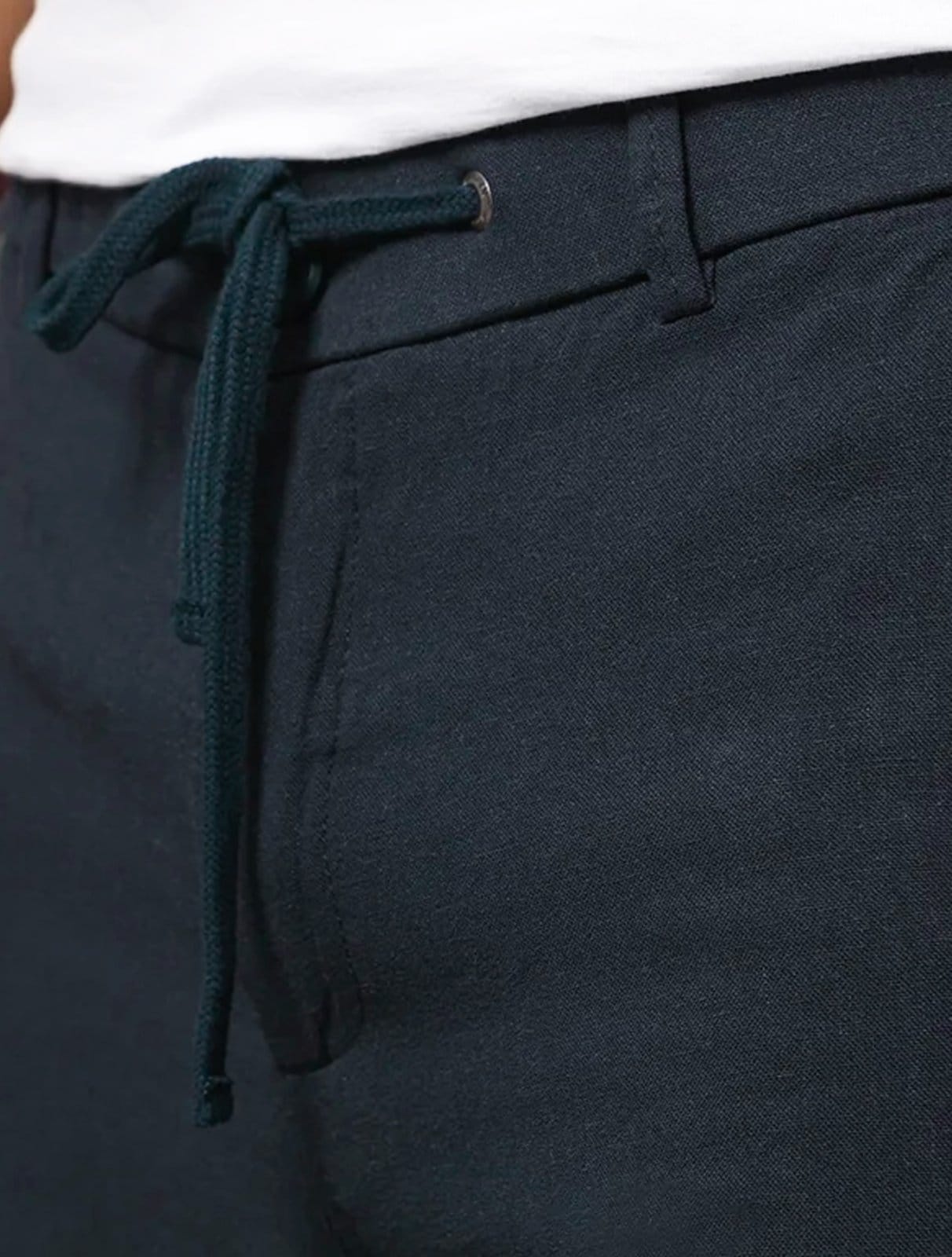 Vista 2 Bermuda Calvin Klein Jeans Masculina Cadarço Linen Calvin Klein azul marinho