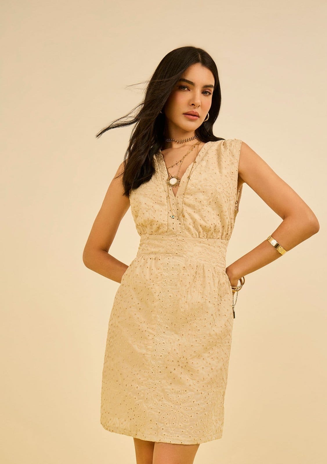 Vestido Zinco Ajustado Decote V Sem Manga Midi