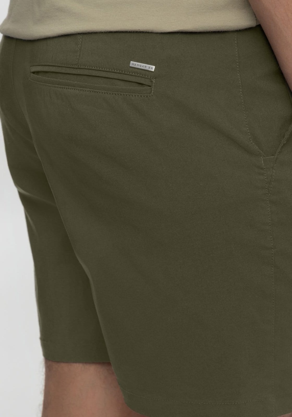 Vista 2 Shorts Masculino Com Bolsos Em Tecido Plano Com Elastano Hangar 33 verde