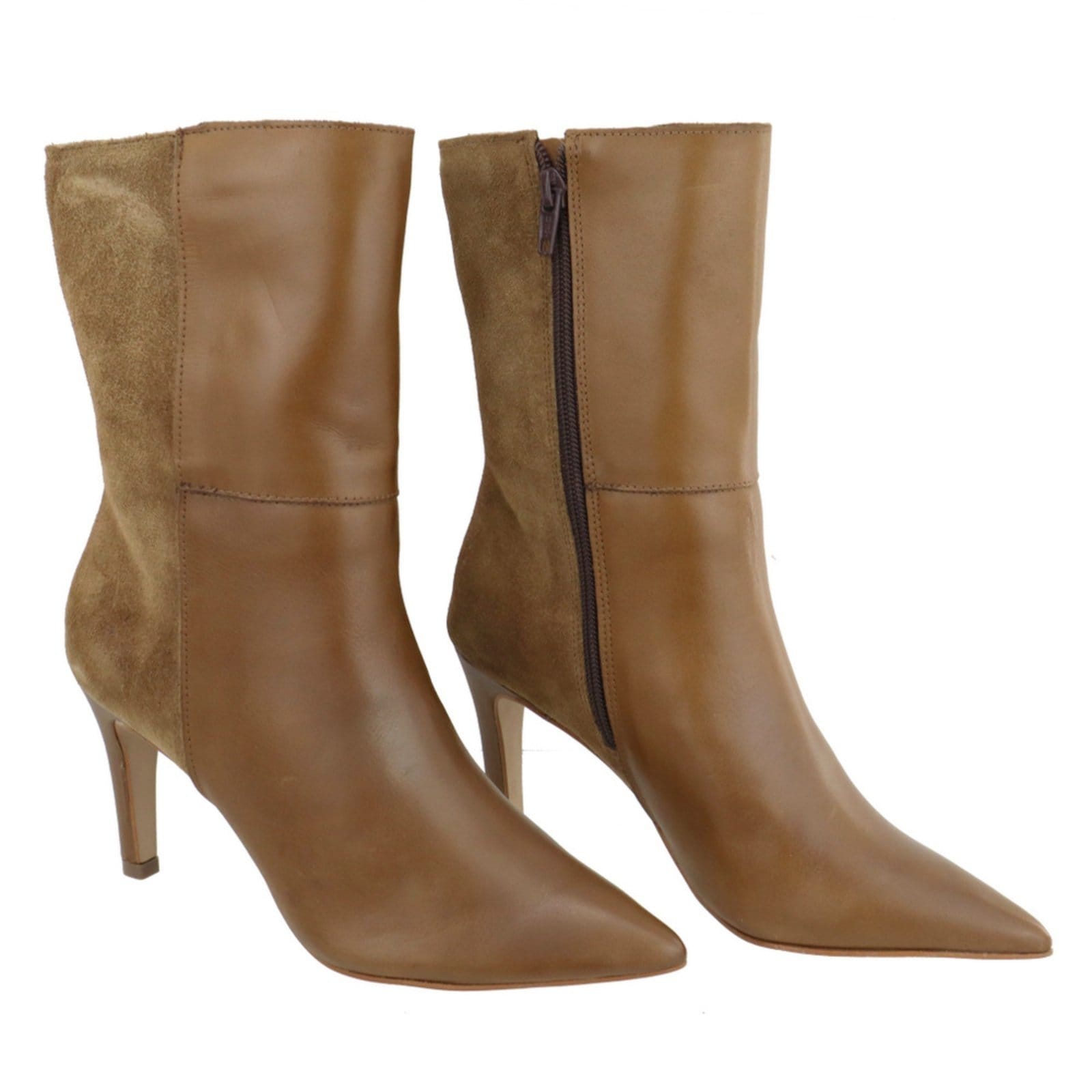 Vista 2 Bota Salto Fino Bico Fino Feminina em Couro Maria Paula Taupe MARIA PAULA caramelo