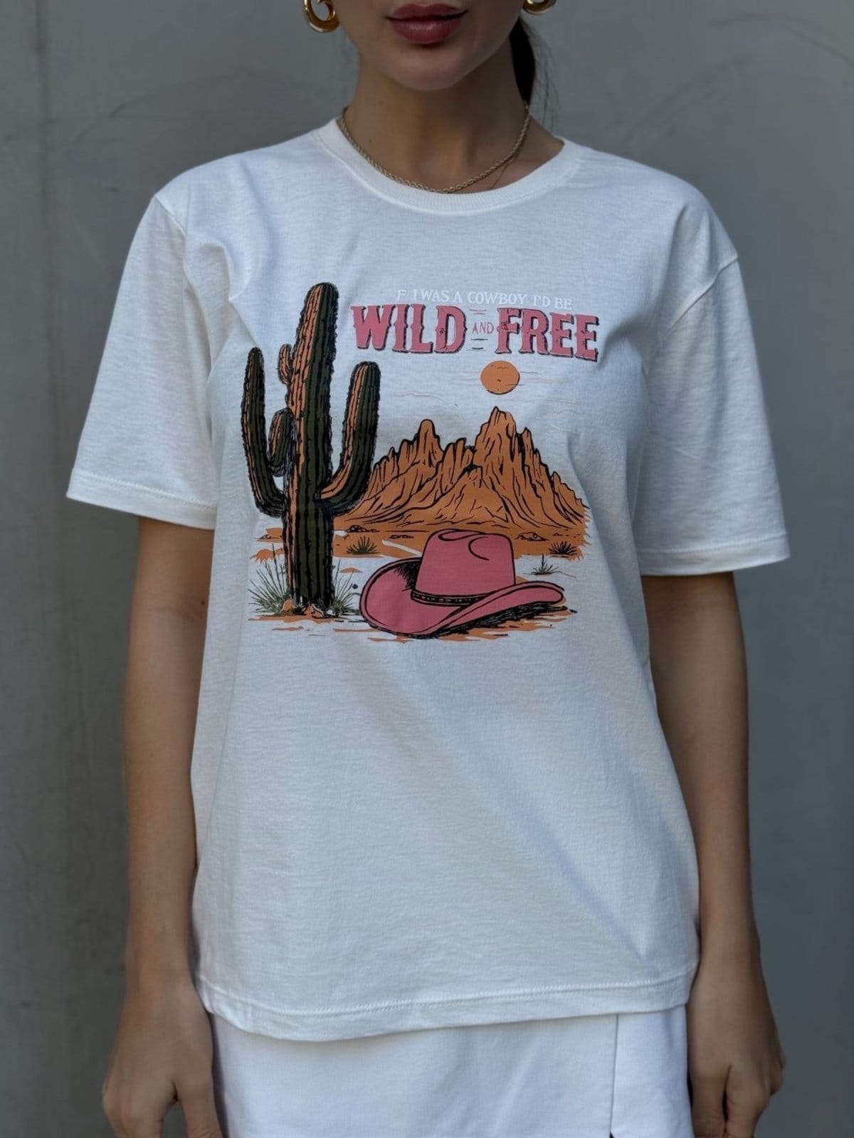 Vista 2 Camiseta Cianitas Off Estampa Wild And Free Cianitas off-white