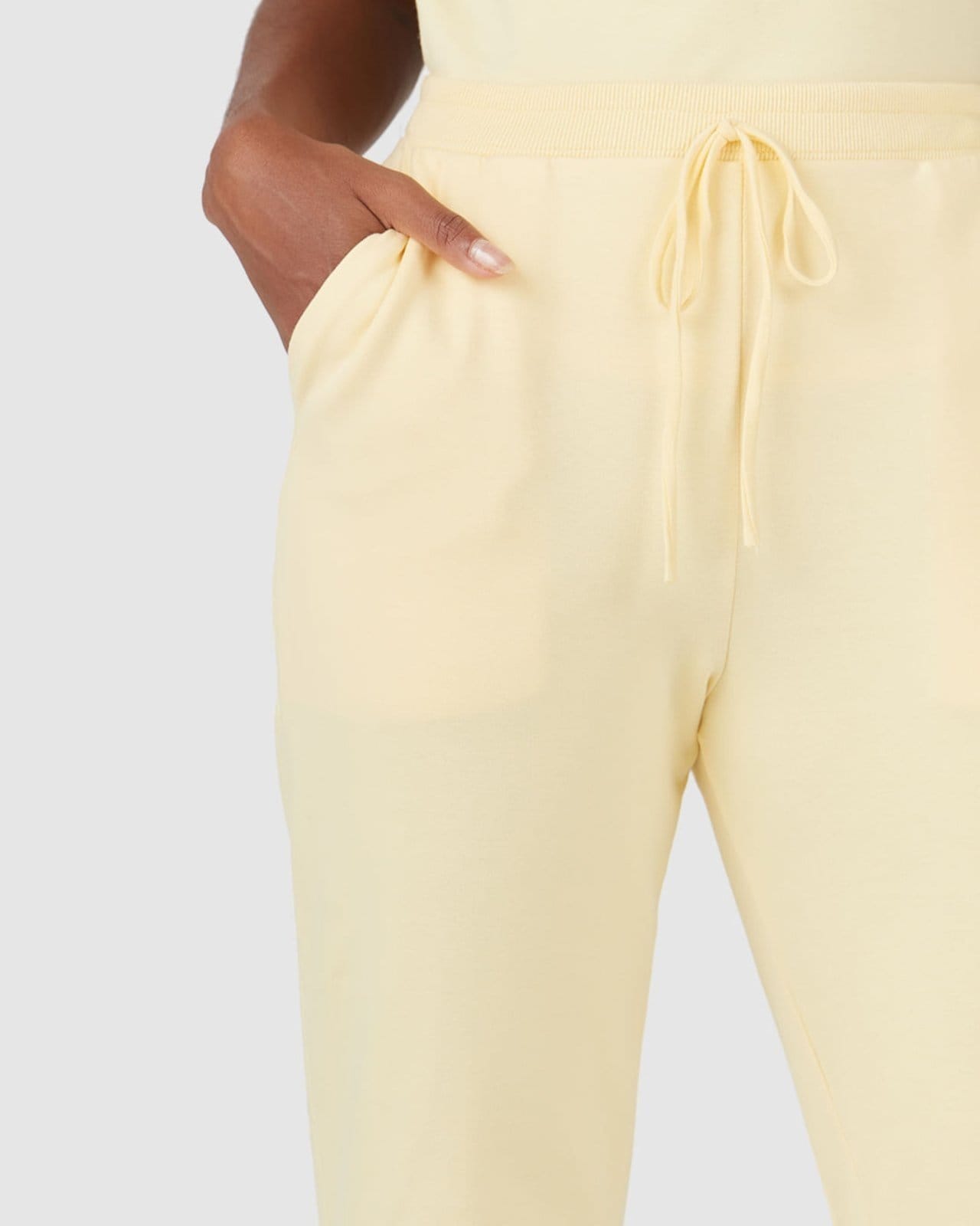 Vista 2 Calça Básica Feminina Bolsos Laterais Em Moletom Stretch Flanelado Malwee amarelo