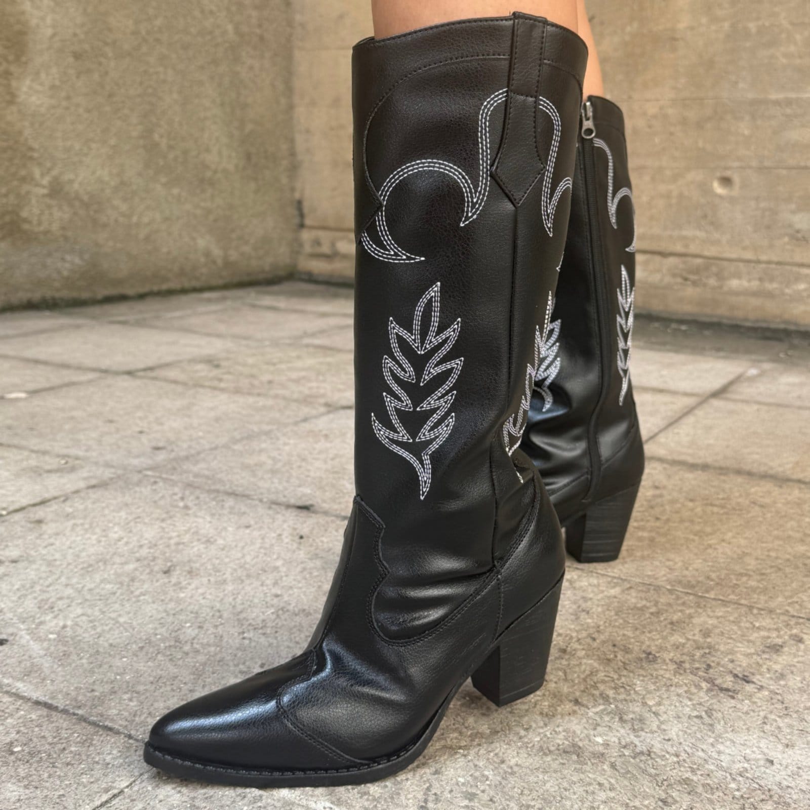 Vista 2 Bota Texana Feminina Preta Bordada 23011 Flor da Pele preto