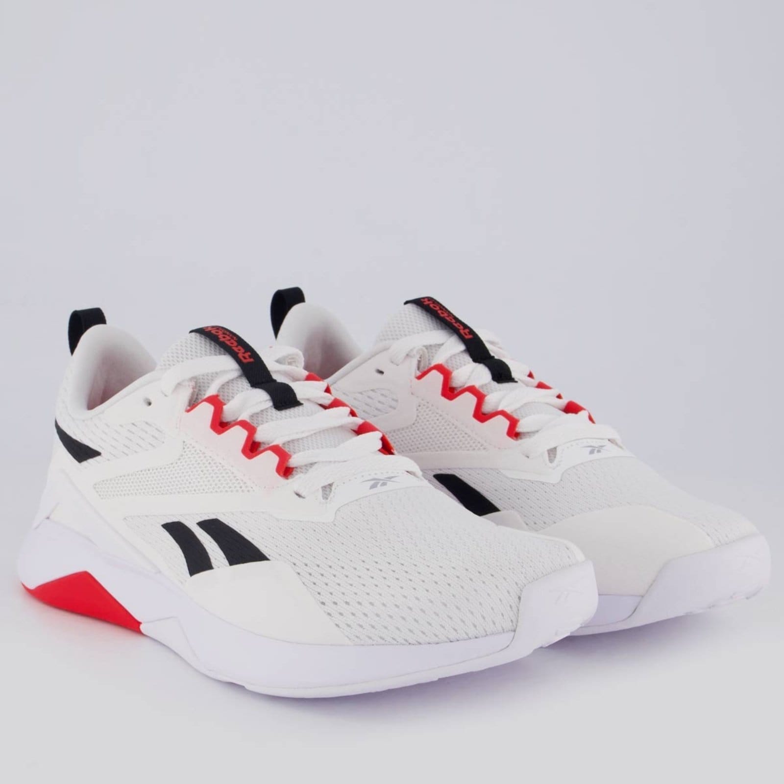 Vista 2 Tênis Reebok Nanoflex TR V2 e Vermelho Reebok branco