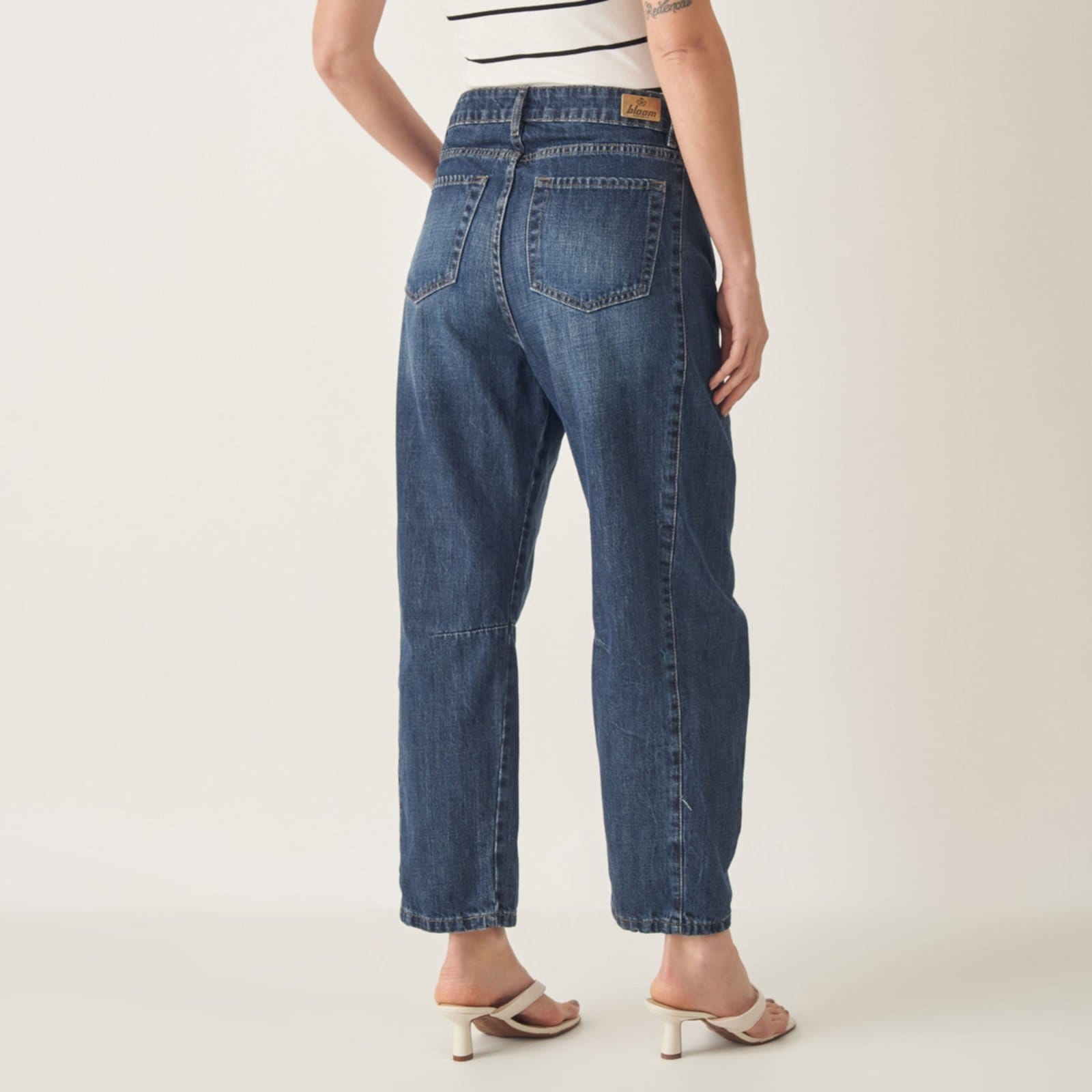 Vista 2 Calça Jeans Cropped Barrel Cintura Alta Bloom azul marinho