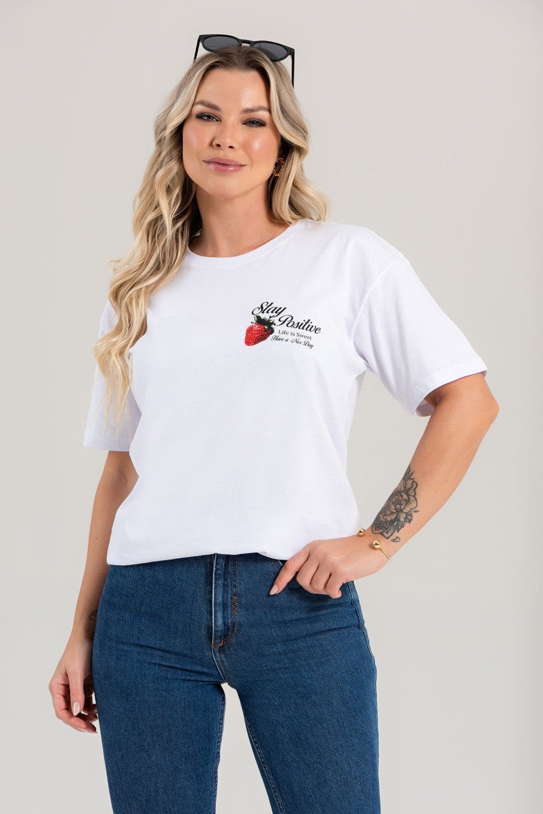 Blusa Feminina Oversized Cianitas Branca Estampa Morango Stay Positive