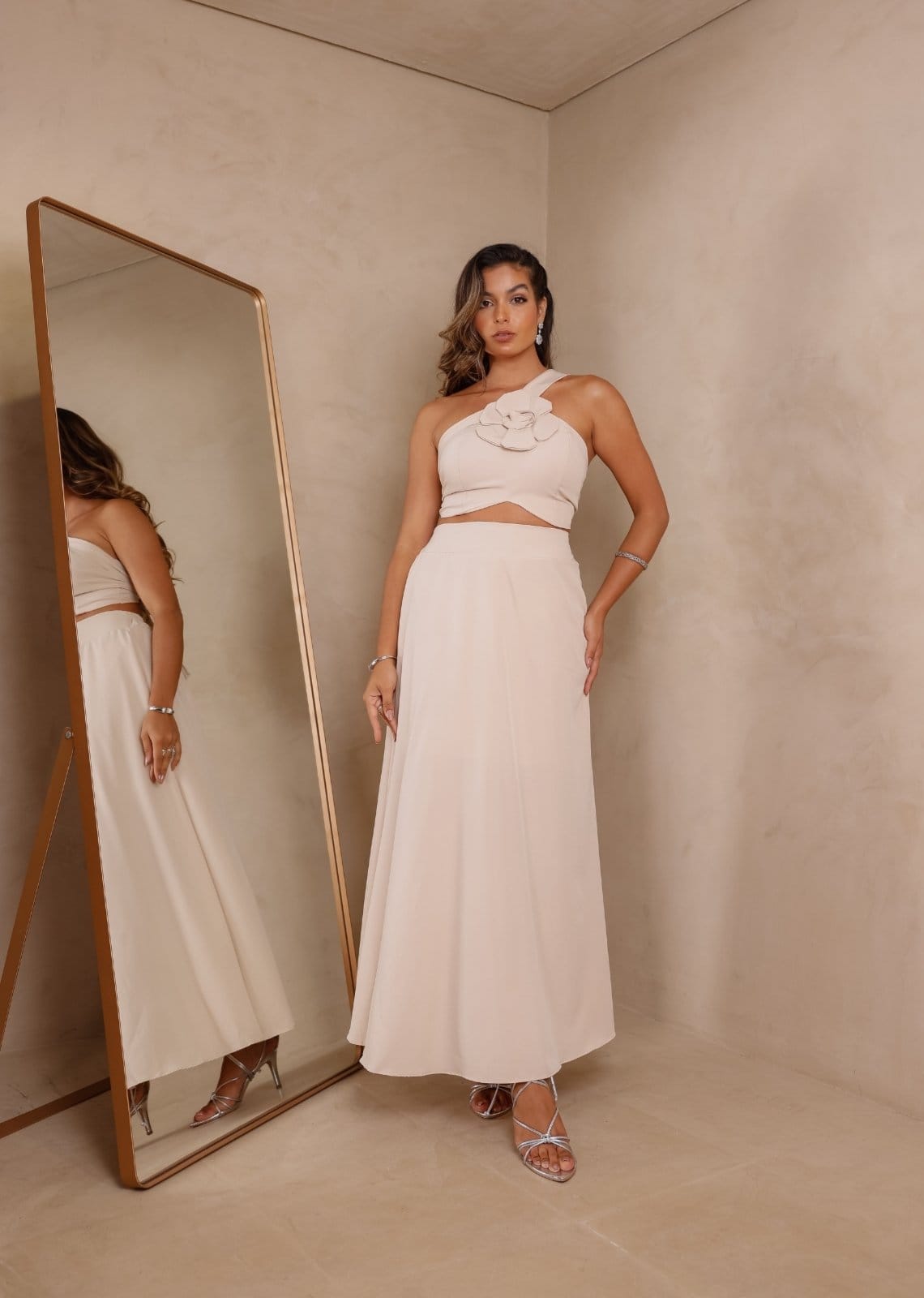 Conjunto Cropped com Flor e Saia Midi em A Alfaiataria Gerôny Cia do Vestido OF White