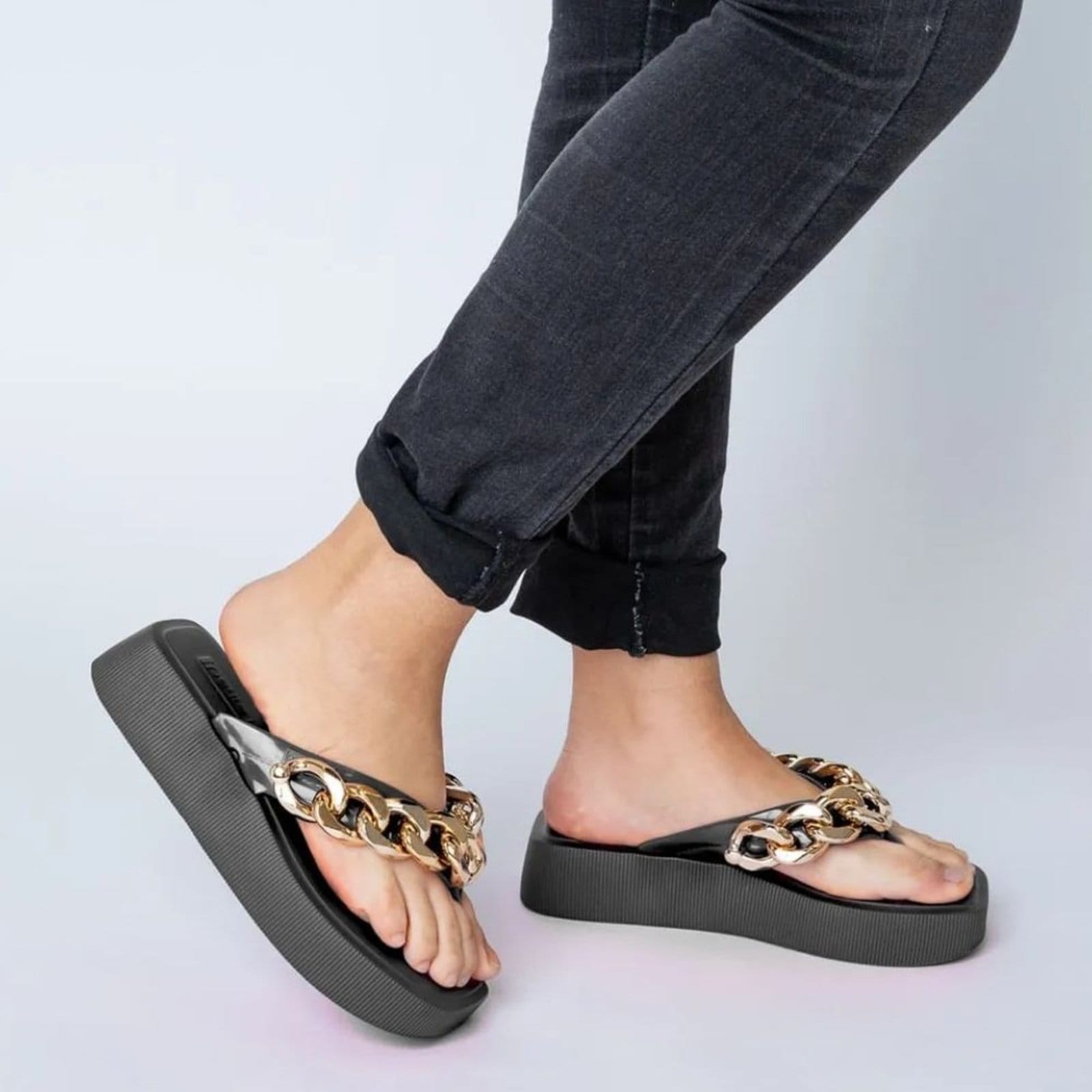 Vista 2 Chinelo Plataforma Hit Corrente Ouro Petite Jolie PJ6515 Petite Jolie preto