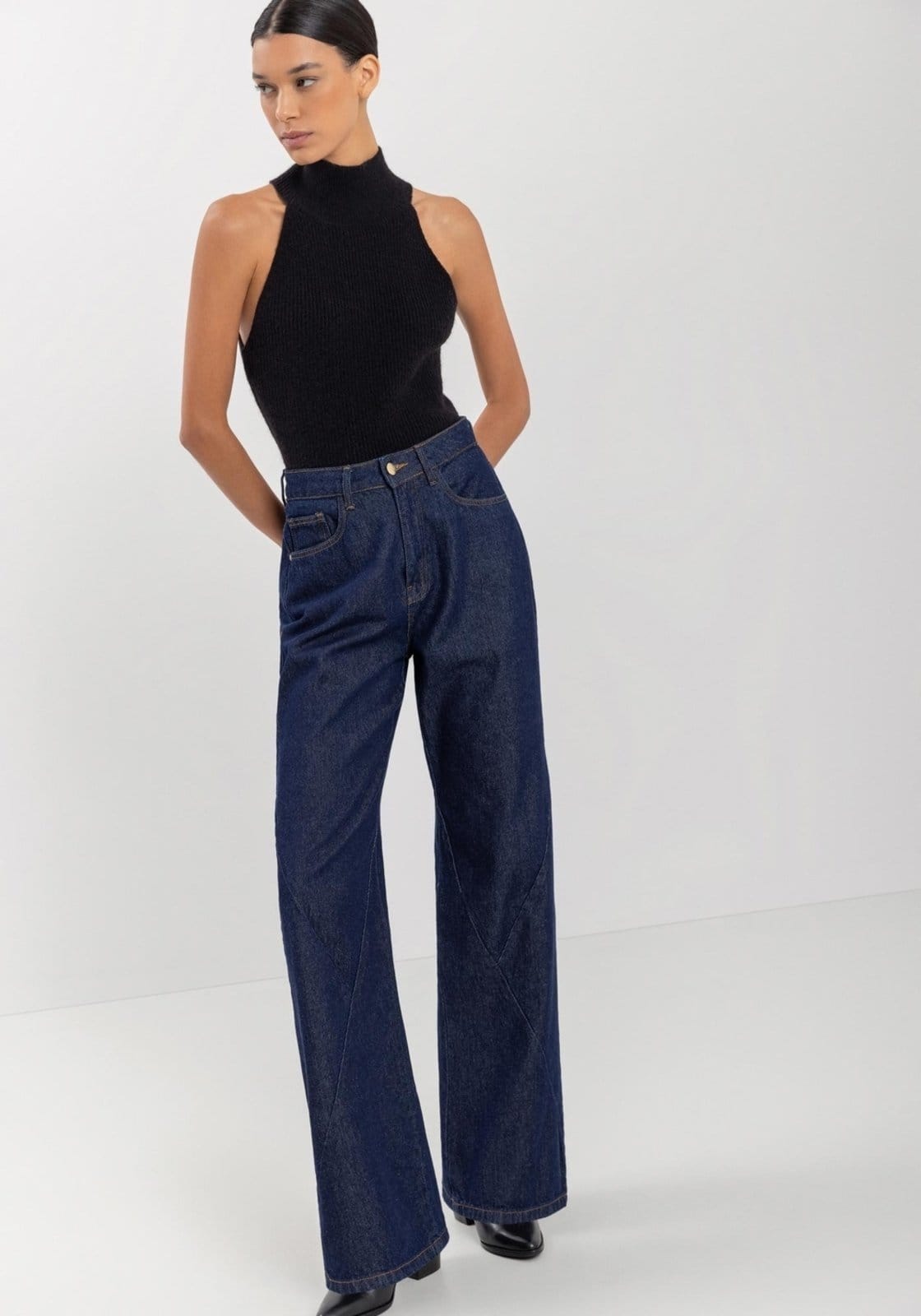 Calça Jeans Wide Leg Com Cós Alto E Costuras Diferenciadas