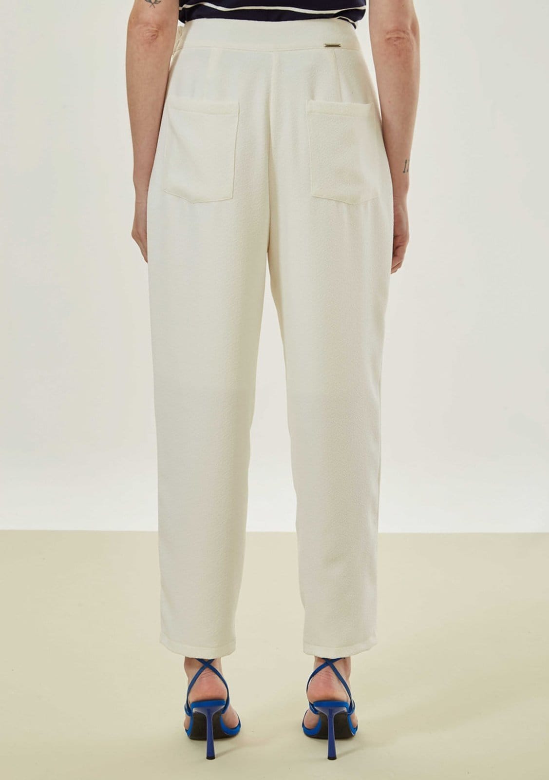 Vista 2 Calça Maria Valentina Cenoura Alta Off-white Maria Valentina off-white white