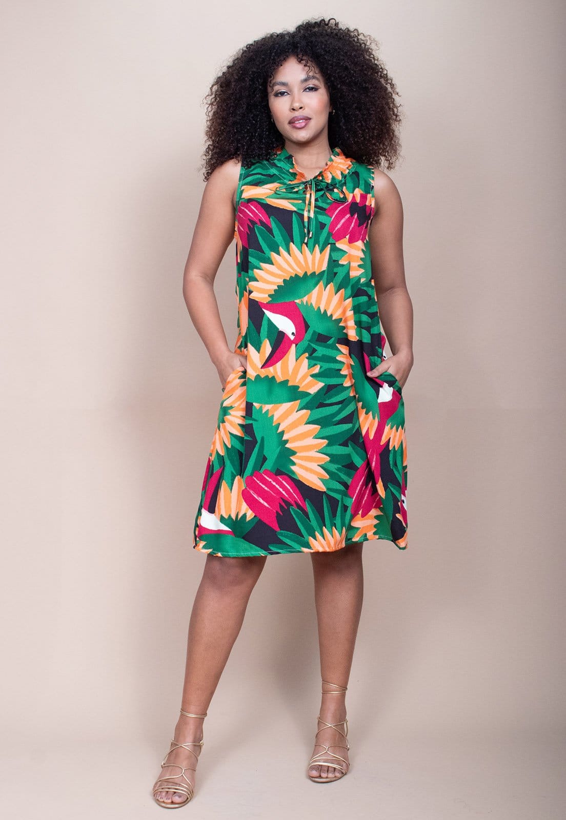 Vista 2 Vestido Midi Cabanafree Viscose Piaf Festa dos Tucanos Cabanafree estampado/laranja/verde/vermelho