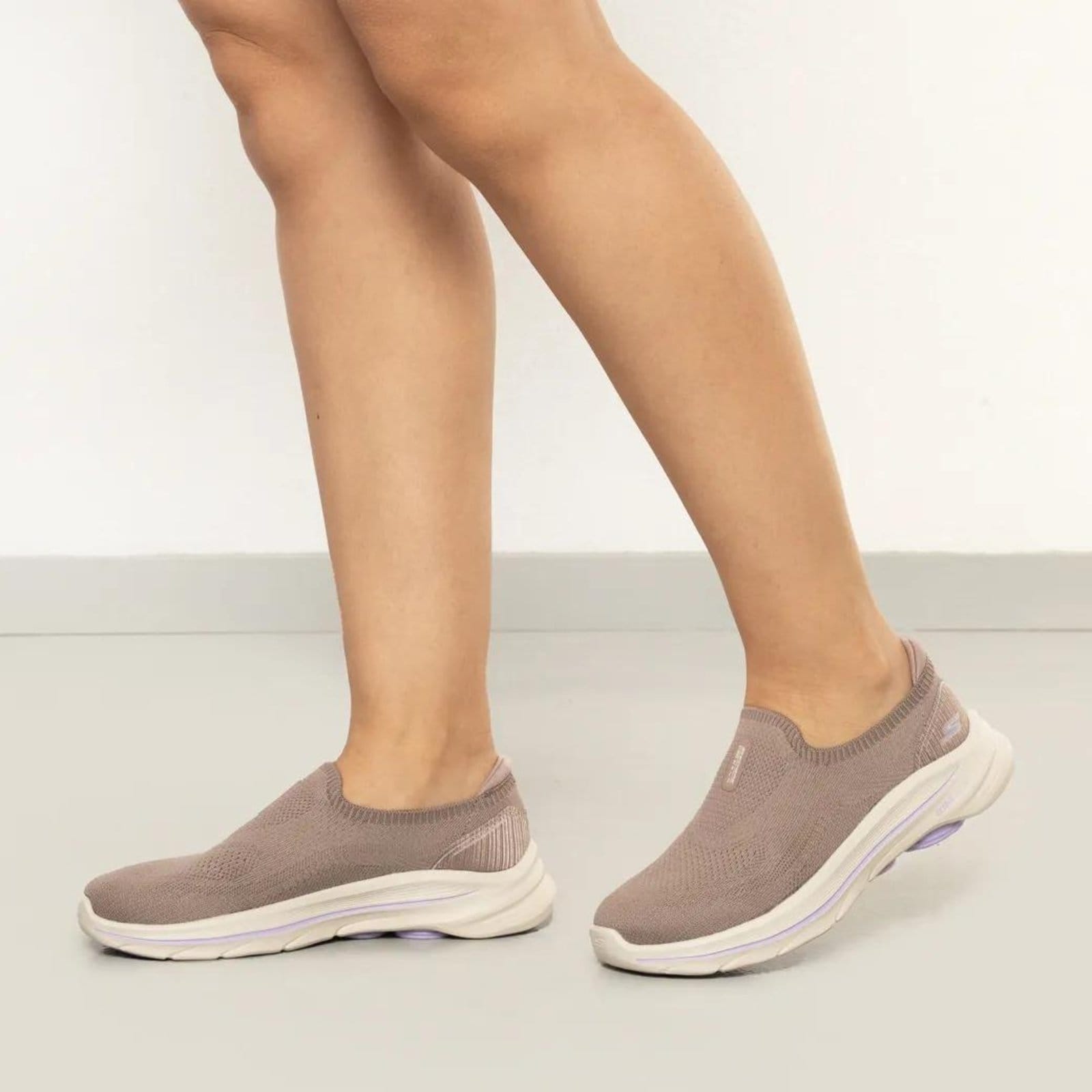 Vista 2 Tênis Skechers Go Walk 8 Feminino Skechers roxo