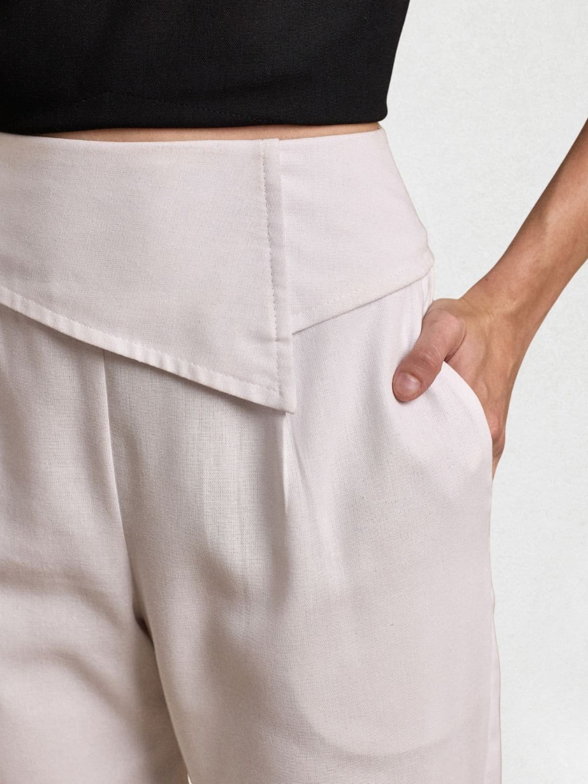 Vista 2 Calça Via Lessa Capri Modelo Cenoura com Linho Branca Via Lessa branco