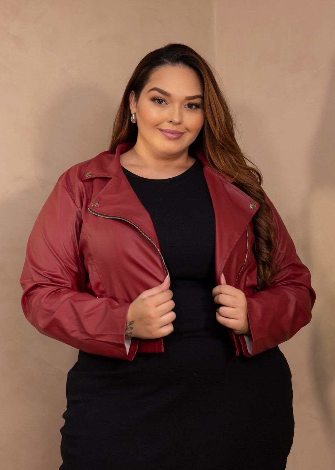 Jaqueta P.U. Cropped Plus Size Com Zíper Cia do Vestido Marsala