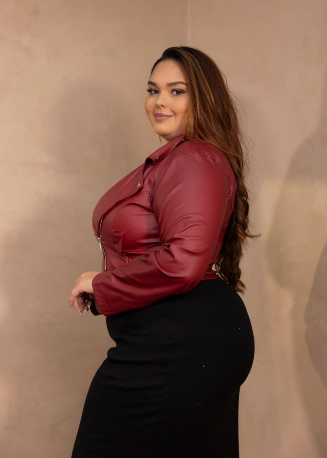 Jaqueta P.U. Cropped Plus Size Com Zíper Cia do Vestido Marsala - 2
