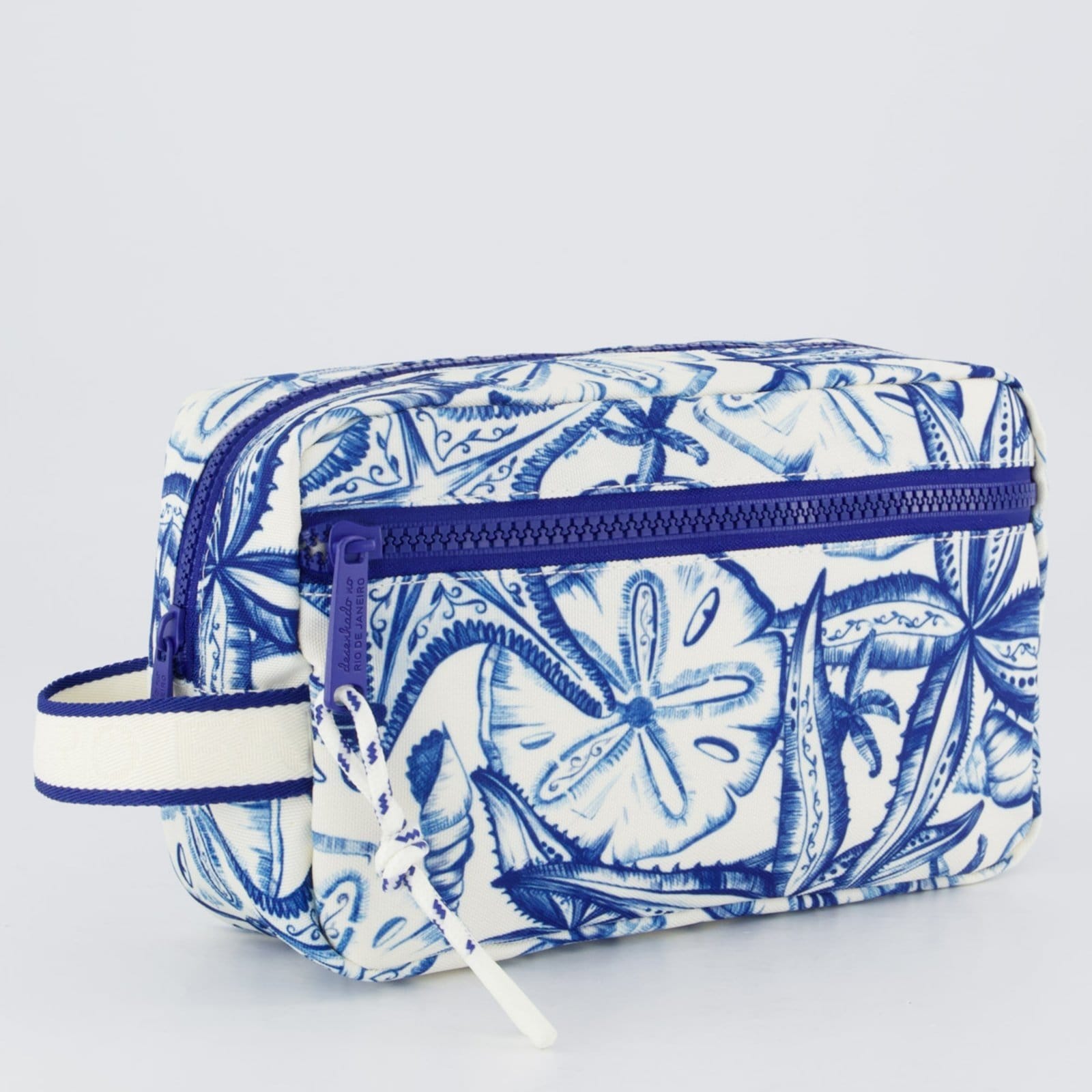 Vista 2 Necessaire Farm Viajante Aventureiro Off White e Azul FARM branco white