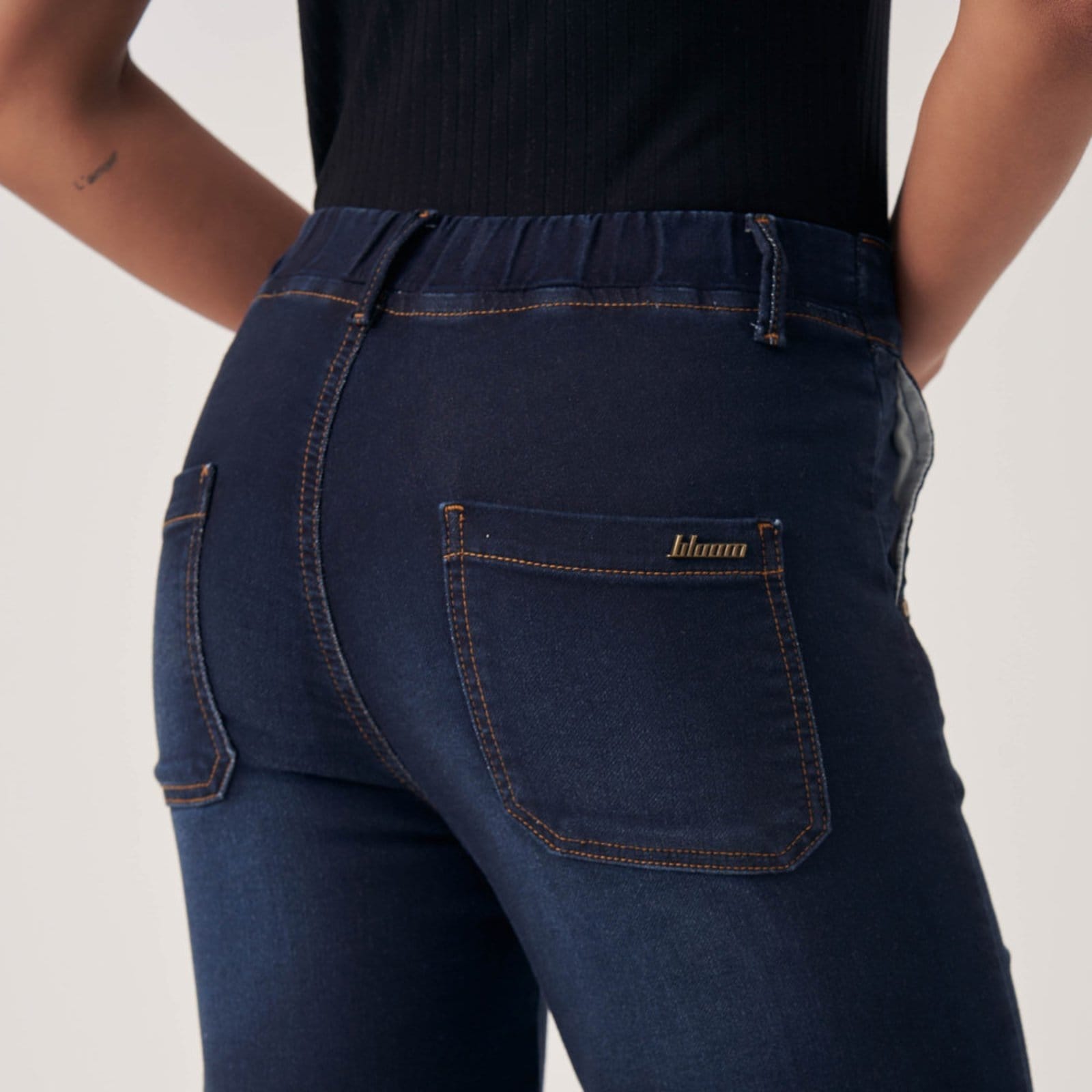 Vista 2 Calça Jeans Confort Wide Leg Cintura Alta Elástico Cós Azul Escuro Bloom azul marinho