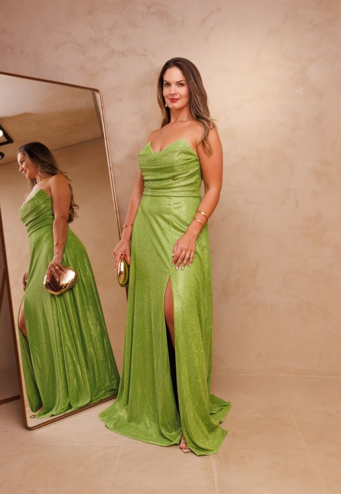 Vista 2 Vestido Longo Tomara que Caia Madrinhas com Fenda Majestic Oliva Cia do Vestido verde