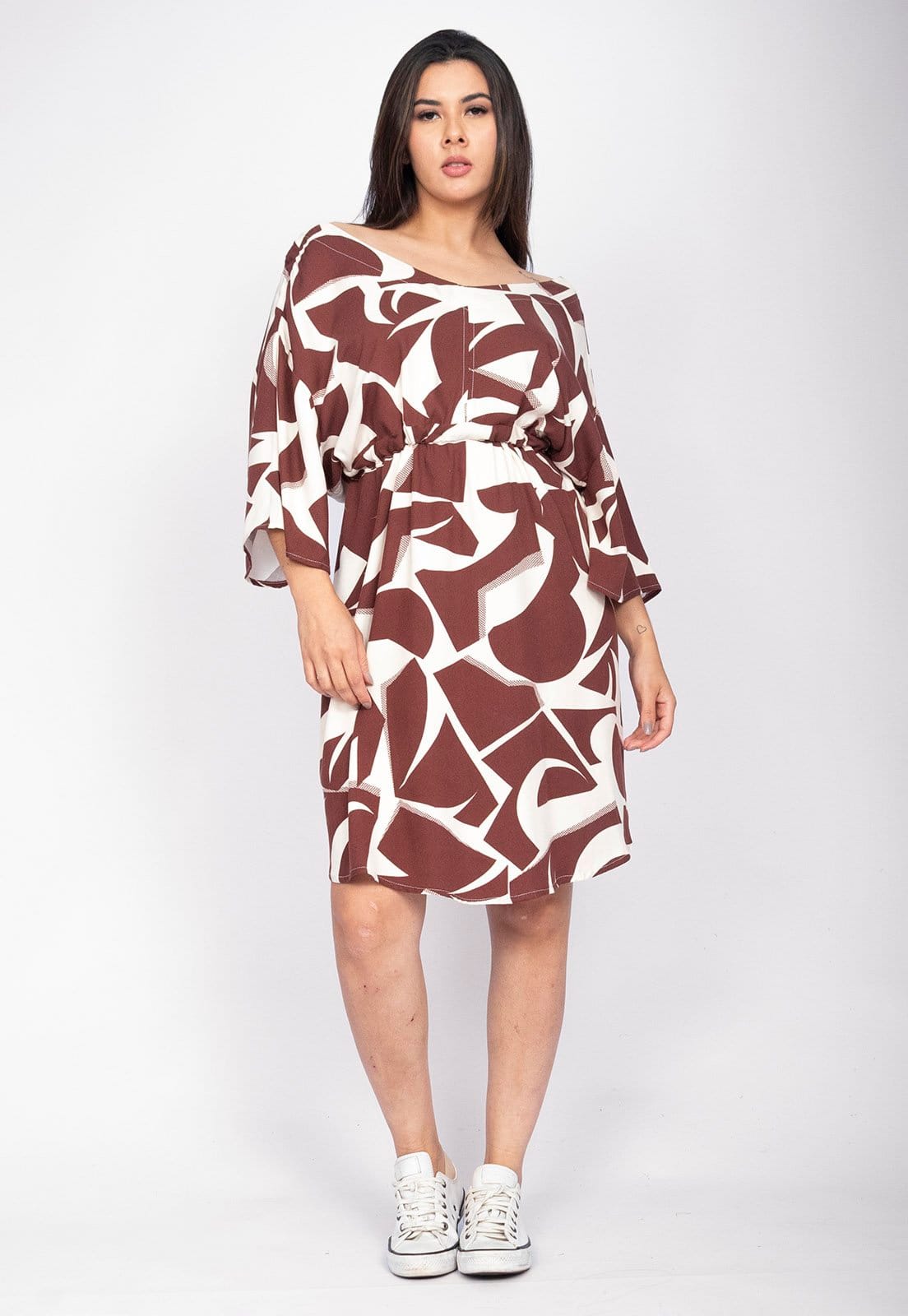 Vista 2 Vestido Curto CabanaFree Caaxixá Viscose com Cordão na Cintura Estampa Raízes Marrom Cabanafree branco/estampado