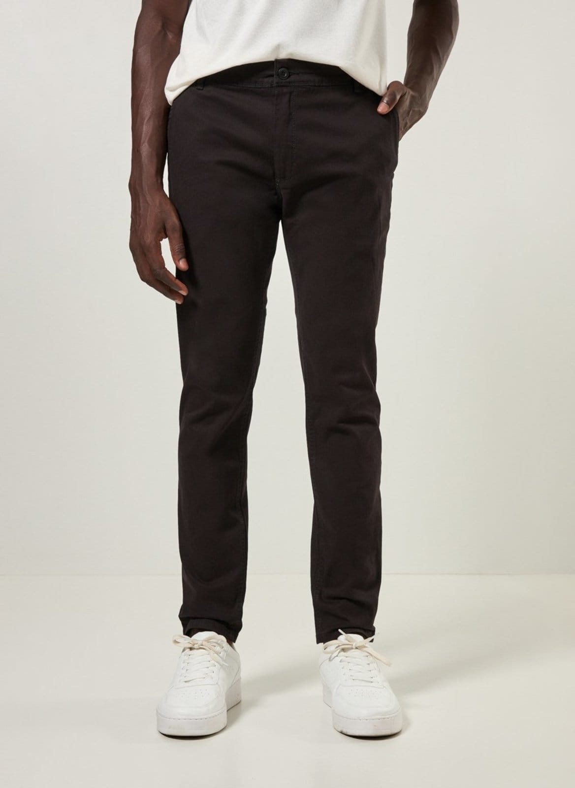 Vista 2 Calça Chino Slim em Sarja Preta Youcom preto