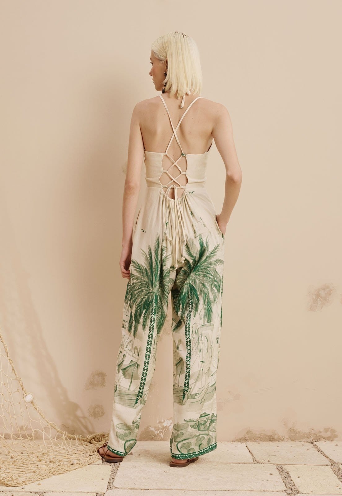 Vista 2 Macacão Reto Detalhe Túnel Estampado Belém CaCay verde oliva