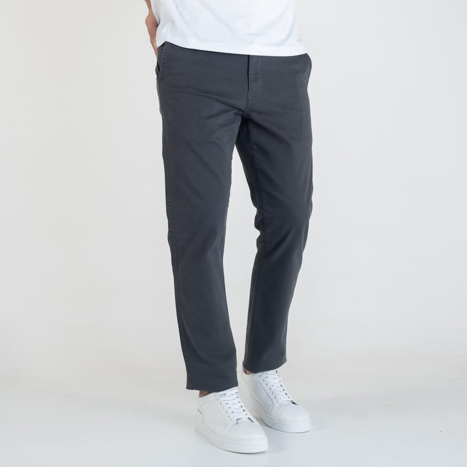 Vista 2 Calça Sarja VersatiOld Slim Chumbo VERSATIOLD cinza