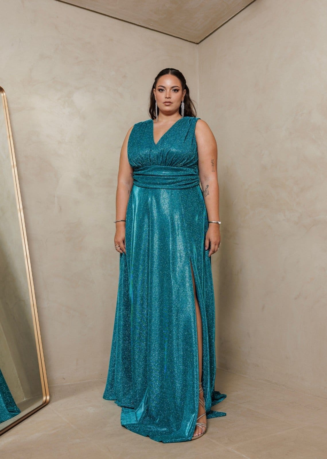 Vestido Longo de Festa Plus Size Decote em V Com Brillho com Fenda Amynalia Cia do Vestido Turquesa