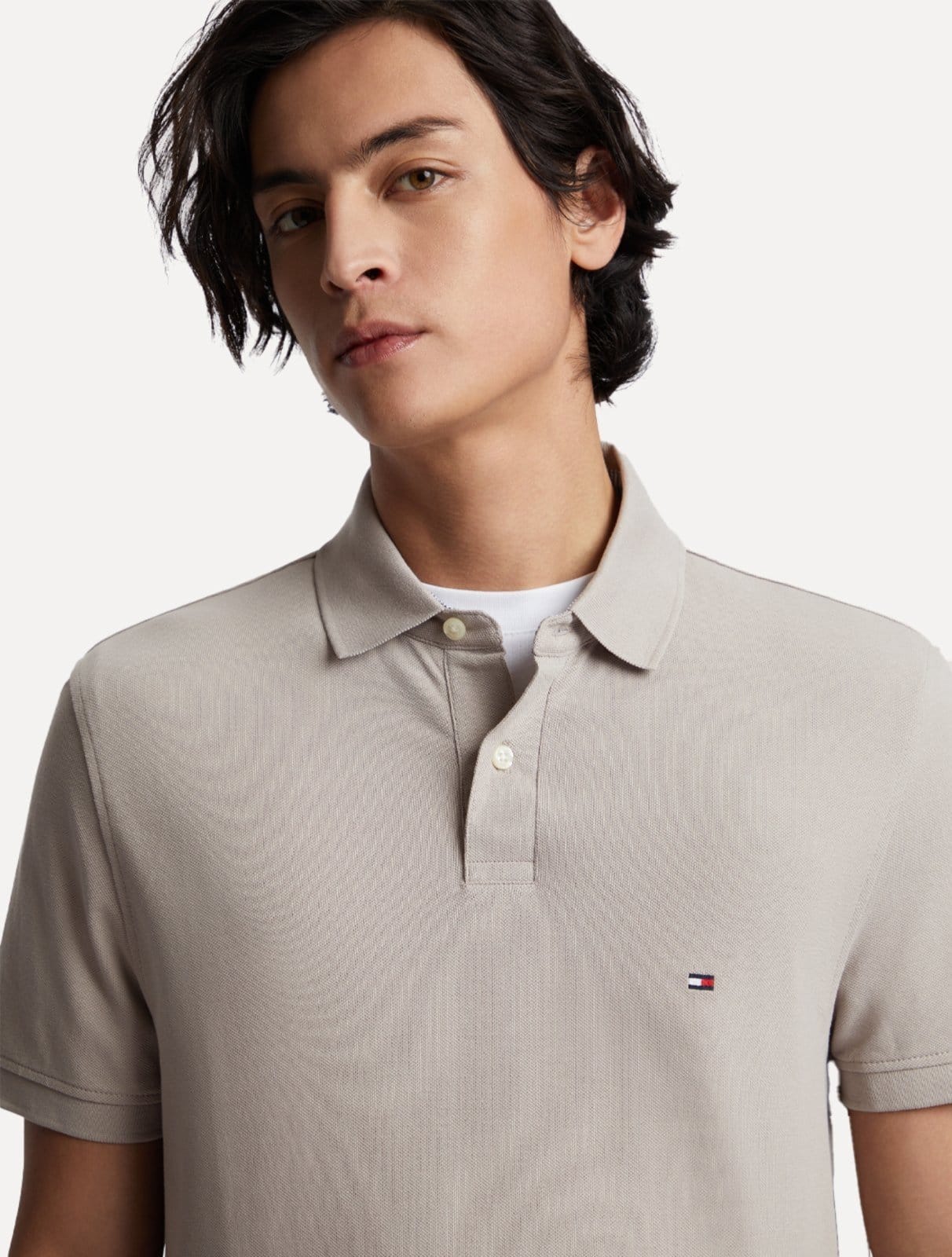 Vista 2 Polo Tommy Hilfiger Masculina Regular Piquet 1985 Taupe édio Tommy Hilfiger cinza