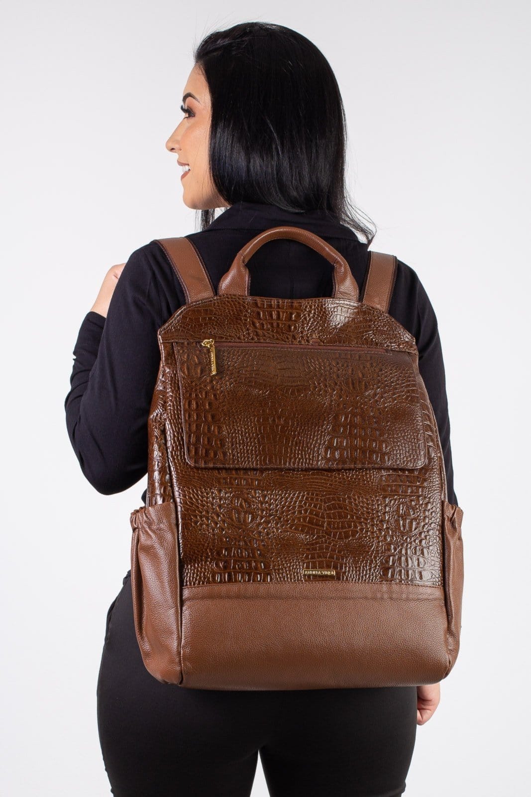 Mochila Andrea Vinci antifurto grande de couro croco Suzana - Whisky