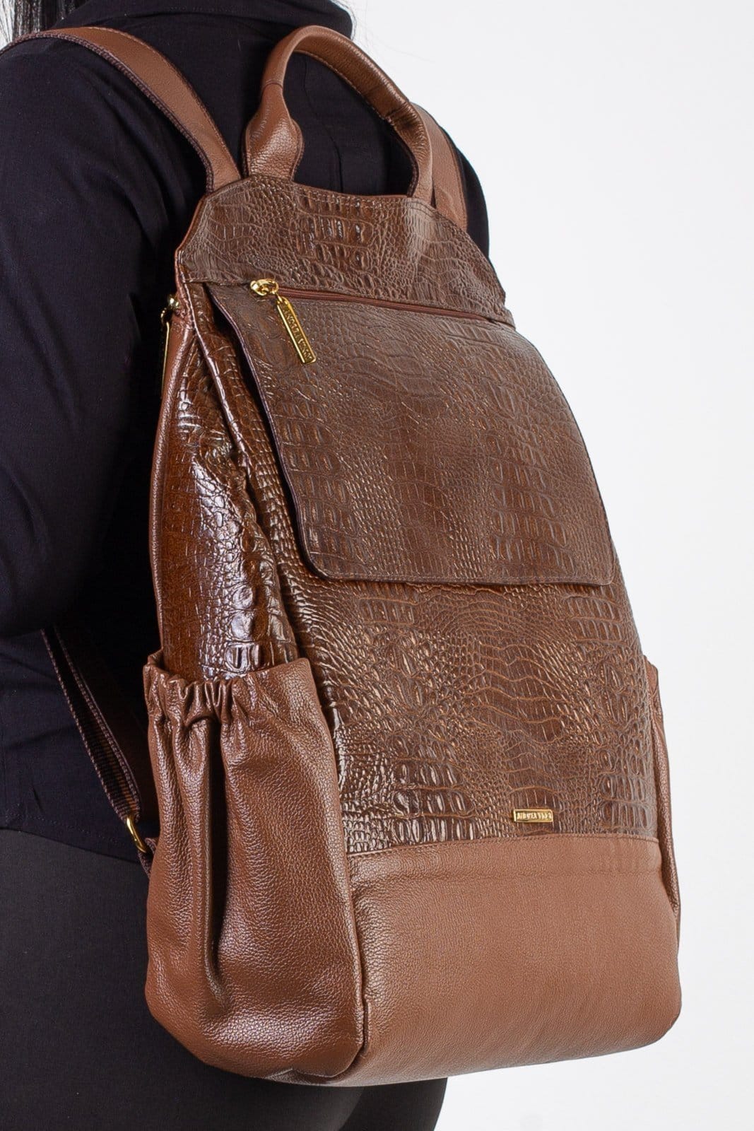 Vista 2 Mochila Andrea Vinci antifurto grande de couro croco Suzana - Whisky Andrea Vinci vermelho