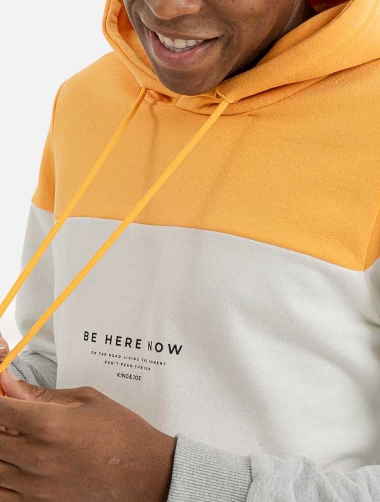 Vista 2 Moletom King & Joe Regular C/Capuz Tricolor MO22111 Am/Br/Cz King E Joe amarelo