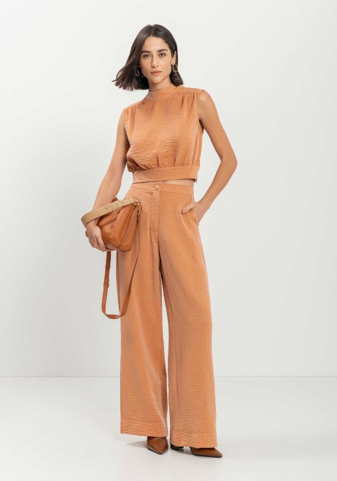 Calça Reta Com Cintura Alta E Botão Forrado